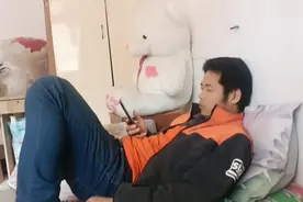 我男朋友下班回来也不给我玩，回来就这样玩手机，真是太气人了