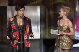周董:Holley，我是杰伦！蔡:嗯，你好！视频封面
