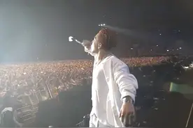 权志龙演唱会这首歌的开头简直是神来之笔，权志龙一个人开麦