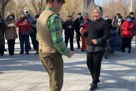 老有所乐，最美广场舞大妈和大爷广场跳舞引来观众围观，真美！视频封面