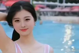 海边美女身姿妙姣好容颜似花娇。
红唇微启笑如醉海水波涛映倾心视频封面