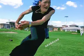 多才多艺的天津网红马小辫玩起杂耍，你觉得怎么样？