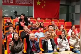 航天员王浩哲的家人彻夜未眠，见证神十九火箭发射。视频封面