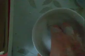 挤压非牛顿流体，固体瞬间变成了液体。