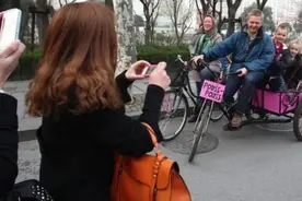 中国“三蹦子”风靡美国农村，外国人高呼：“倒车请注意！”视频封面