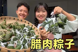 端午节要吃粽子，小两口上山摘野生粽叶，一共包了50个，太香了
