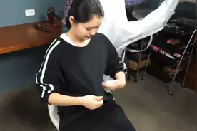 大过年的，把姑娘按在怀里刮光头，扎低马尾连根刮掉，震撼人心视频封面