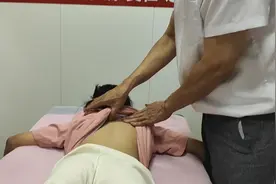 盆骨偏歪走路拐腿引起脊柱侧弯的客家女，第二次上门的变化！视频封面
