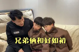 俩孩子第一天上学，兵嫂接他们放学，小兵教导兄弟俩要相亲相爱视频封面