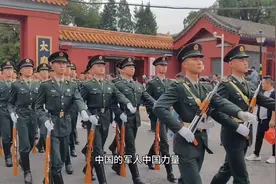 国旗护卫队训练回营地，迈着铿锵有力的步伐，军姿挺拔，威武霸气