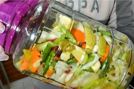 老妈私藏30年腌泡菜方法，比例配方告诉你，鲜嫩脆爽，放一年不换