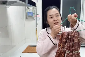 第一次煮自己做的香肠不知道表面白的是什么？好吃小鸽要给俩妈送视频封面