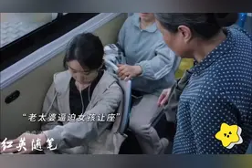 公交车上老太婆逼女孩让座，女孩起身后突然昏倒在地视频封面