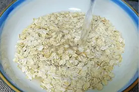 往燕麦片里面倒入开水，简单泡一泡出锅真好吃，营养美味，太香了视频封面