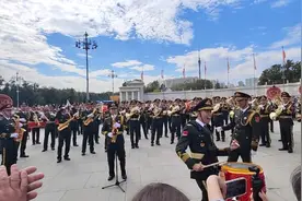 好啊，政委不在家是吧？你们还会这样玩！回国也要给我演一遍