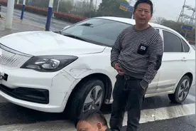 跑车老大哥，车辆没电趴窝路边，车辆外放电源充电，完美救援视频封面