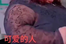 😆😆😆😆中年大叔在酒吧里微笑，岁月静好视频封面