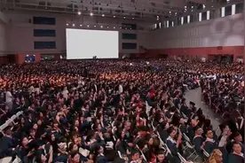 毕业典礼上，全体毕业生大合唱《再见》哭红双眼，致敬青春视频封面