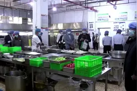 昆明校园食堂惊现臭肉丑闻，学生健康受损，监管部门紧急介入调查视频封面