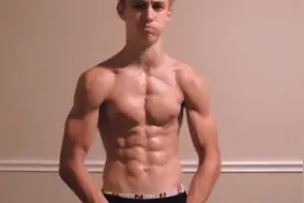 好帅的小哥，秀八块腹肌，二头肌，谁看谁顶不住视频封面