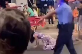 女人醉酒后，街头疯狂举动惊呆众人视频封面