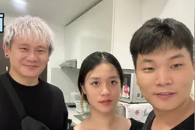 和好兄弟越南相聚，小伙瞬间成为百万富翁，老挝媳妇直呼当土豪了视频封面