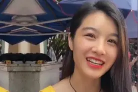 搞笑美女巧说脑筋急转弯，请问什么事不能两个人做？小姐姐：做梦