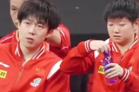 王楚钦换座位，坐孙颖莎身边引尖叫，还原全过程，背后是李隼指挥