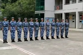 参军一个月黑的爹妈几乎不认识，看看海军女兵队列训练苦不苦视频封面