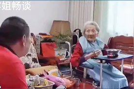 有见过这样孝顺的儿子吗？儿子放弃自己事业安心照顾老年痴呆母亲视频封面