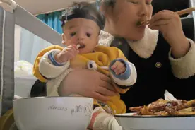 吉祥男人抱会妈妈做鸡爪吃，妈妈吃好的吉祥哭抱着一起吃鸡爪。视频封面