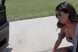 美女晕车吐了一地