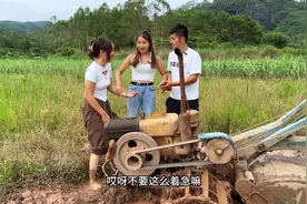 农村美女开犁田机翻田，叫路过的小伙帮忙，说今晚可以来她家吃饭视频封面