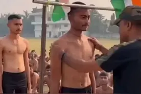 印度征兵现场，大b兜子一刻不停😂视频封面