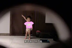 两岁宝宝半夜对着空气说话，把全家吓的腿软，侯得柱挨个批评视频封面