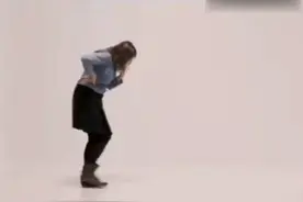 美女吃饭吃撑了，大口大口的呕吐出绿水视频封面