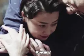 女人回家脱掉靴子，露出修长的美腿，丈夫做出回应视频封面