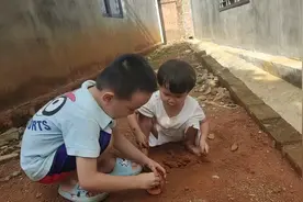 好怕她把泥巴往身上擦……视频封面