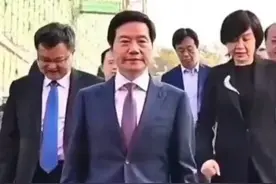 你知道吗？中国真正的企业家只有四位，其他的都只能算是商人！视频封面