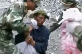 军民鱼水情：汶川地震映秀镇一位大爷给子弟兵送吃的……视频封面