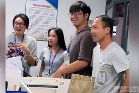 办公室某对男女同事突然官宣结婚，另一位女同事表情管理失控