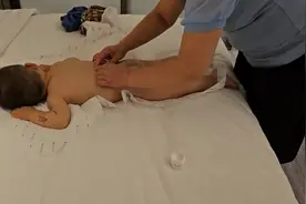 一岁小孙子 享受阿姨的按摩 。看他那享受的表情。视频封面