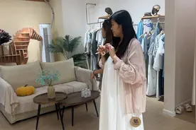 秀秀怀孕6个月，小凤拉着她去买孕妇装，连试5条裙子看看哪条好看视频封面