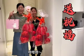 女儿女婿去领结婚证，俩亲家专程去挑礼物送祝福，儿女幸福已足矣