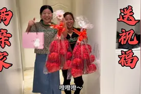 女儿女婿去领结婚证，俩亲家专程去挑礼物送祝福，儿女幸福已足矣