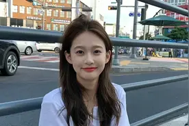 小羽直播眼睛红润，疑放不下王思聪，对方却与女伴在国外逛街视频封面