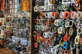 景德镇雕塑瓷厂，简直是手串的批发市场，不仅款式多价格还便宜