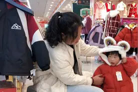 过年了，农村妈妈带宝宝买衣服，一连试了6件，买2件，选的好看吗