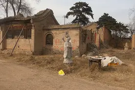 山西最惨无人寺庙，佛像全部蒙面地藏王竟在门外当保安，咋回事？视频封面