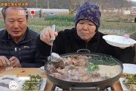 韩国🇰🇷兴森妈妈做的牛筋火锅，最后一碗才盛给自己👍